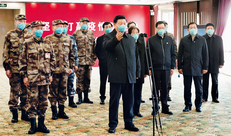 2020年3月10日，中共中央總書(shū)記、國(guó)家主席、中央軍委主席習(xí)近平專(zhuān)門(mén)赴湖北省武漢市考察新冠肺炎疫情防控工作。這是習(xí)近平在火神山醫(yī)院指揮中心視頻連線(xiàn)感染科病房，與病房?jī)?nèi)患者和醫(yī)務(wù)人員親切交流。 